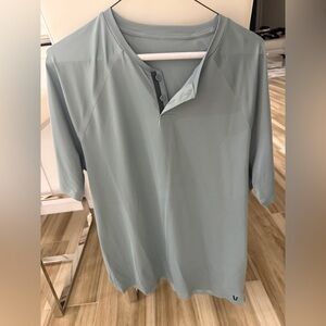 Vuori Men’s Blue Performance Henley size Large